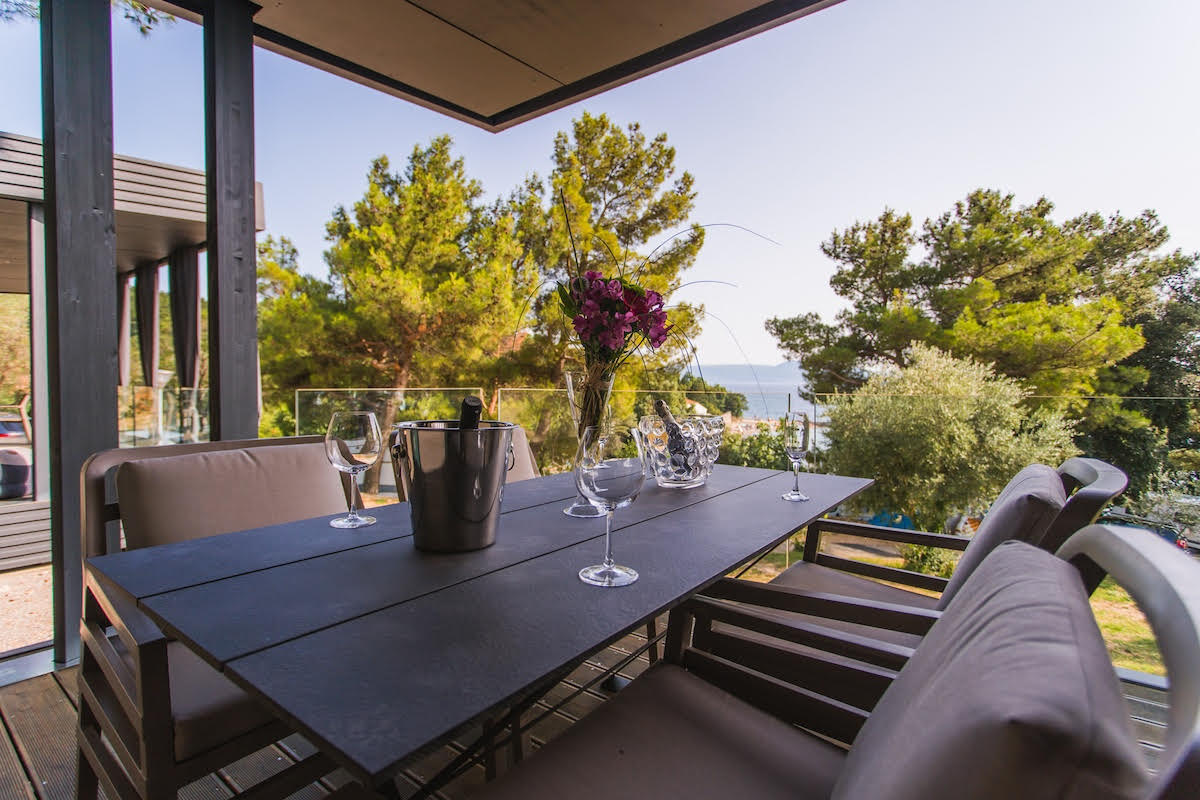 Luxury mobilna kućica za odmor - terasa sa stolom za ručak