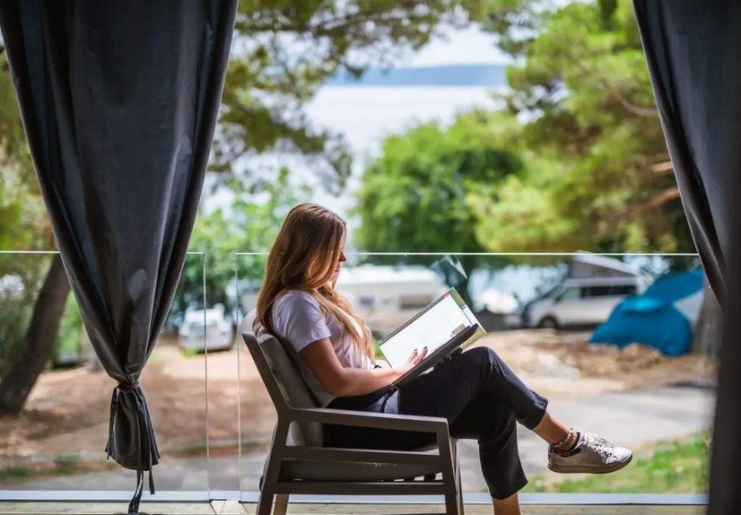 AdriaLux mobilne kućice - odmor uz čitanje na terasi