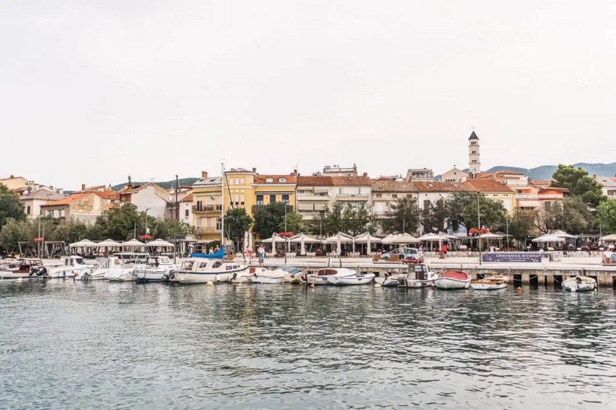 Promenade by the sea in Selce